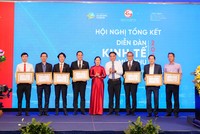 Dịp này, các đơn vị đã có đóng góp nổi bật cho Diễn đàn Kinh tế TPHCM, trong đó có Nam A Bank, giai đoạn 2018-2024, đã nhận bằng khen của Chủ tịch UBND TP.HCM.