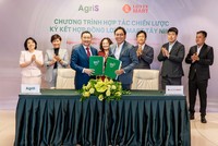 Ông Huỳnh Văn Pháp - Phó Tổng Giám đốc AgriS và ông Shin Juback - Tổng giám đốc LOTTE MART trao biên bản ký kết hợp tác