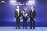 Ông Lê Anh Tài - Chủ tịch HĐQT (bên phải) và ông Lý Hoài Văn - Thành viên HĐQT kiêm Tổng giám đốc (bên trái) trao quyết định bổ nhiệm Phó tổng giám đốc phụ trách Khối tài chính đến ông Nguyễn Hoàng Sơn