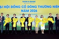 Thành viên HĐQT nhiệm kỳ mới nhận hoa chúc mừng
