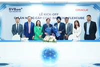 Ông Phan Việt Hải - Phó tổng Giám đốc BVBank và Ông HS Teji - Phó Chủ tịch, Giám đốc Oracle KV Nhật Bản & Châu Á - Thái Bình Dương (cầm hoa đứng giữa) ký thỏa thuận hợp tác 