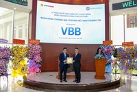 Ông Dương Nhất Nguyên - Chủ tịch HĐQT Vietbank nhận quyết định niêm yết từ ông Trịnh Sơn Hồng - Quyền Chủ tịch Sở GDCK TP.HCM