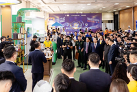 Ông Phạm Đức Ấn - Thống đốc NHNN, tham quan gian trưng bày công nghệ Nam A Bank.