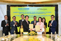 Ông Trần Khải Hoàn - Thành viên HĐQT, Tổng giám đốc Nam A Bank ký kết thỏa thuận cùng đại diện Ngân hàng JPMorgan Chase, bà Phan Bích Vân - Tổng giám đốc.