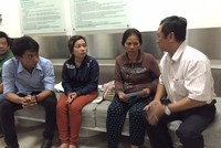 Đại diện HBC (áo trắng) thăm hỏi gia đình người gặp nạn tại bệnh viện