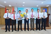 Ông Cao Hoài Dương – Chủ tịch HĐQT cùng tập thể HĐQT PVOIL chúc mừng ông Đoàn Văn Nhuộm và ông Nguyễn Mậu Dũng