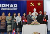 Buổi lễ ký kết có sự chứng kiến của phái đoàn ngoại giao Lào