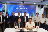 Ông Lê Cự Tân, Tổng giám đốc PVFCCo và ông Trần Huy Bảo Giang, Tổng giám đốc FPT Digital ký kết Dự án Tư vấn chuyển đổi số toàn diện
