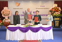 Đại diện Công ty cổ phần Tập đoàn Khách sạn Đông Á và Fusion Hotel Group ký kết biên bản hợp tác chiến lược