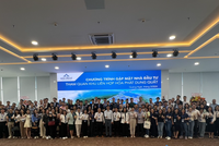 Các nhà đầu tư chụp hình cùng Ban lãnh đạo Tập đoàn Hòa Phát