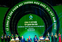 Ông Trần Đình Tài , Quyền Phó TGĐ Tập đoàn Hoa Sen nhận biểu trưng Thương hiệu Quốc gia Việt Nam năm 2024 