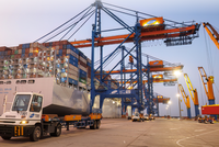 VIS Rating: EBITDA của các nhà sản xuất dệt may, đồ gỗ và thủy sản sẽ không đủ để bù đắp mức thuế cao