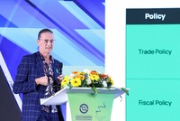 Ông Dominic Scriven trình bày về dự báo tăng trưởng kinh tế năm 2025. Ảnh: Lê Toàn