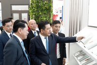 Ông Vũ Văn Thanh, Tổng giám đốc Tập đoàn Hoa Sen giới thiệu với Bộ trưởng Nguyễn Hồng Diên (ở giữa) sản phẩm Hoa Sen Mag Shield 