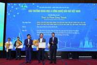 Tổng giám đốc PVFCCo -Phú Mỹ ông Phan Công Thành đại diện đồng tác giả nhận giải