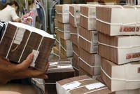 Ngay cả với giao dịch tại quầy, nhiều khách hàng cũng chưa thật sự yên tâm. Ảnh: Đức Thanh