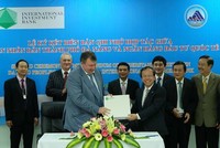 Đại diện lãnh đạo TP Đà Nẵng và Ngân hàng quốc tế IIB trao biên bản ghi nhớ thỏa thuận hợp tác giữa hai bên