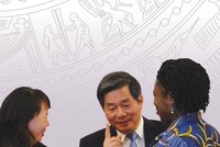 Bộ trưởng Bộ Kế hoạch và Đầu tư Bùi Quang Vinh và các đại biểu tại Diễn đàn Doanh nghiệp Việt Nam năm 2015.