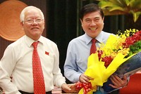 Cựu Chủ tịch Lê Hoàng Quân chức mừng ông Nguyễn Thành Phong. Ảnh: Hữu Công