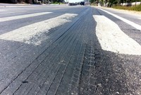 Nắng nóng làm chảy nhựa đường quốc lộ 1A đoạn Nghi Lộc, Nghệ An (Ảnh: Vietnamnet)