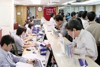 Có một số ý kiến đề xuất Việt Nam nới lỏng thủ tục giấy tờ cho nhà đầu tư cá nhân nước ngoài khi đầu tư vào thị trường chứng khoán Việt Nam