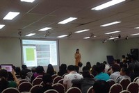 Bà C.H đang giải thích cho hàng trăm khách hàng đòi tiền vì trót tham gia hình thức đầu tư này.