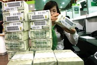 NHNN giảm lãi suất tiền gửi USD đối với cá nhân xuống 0% với hy vọng giảm găm giữ ngoại tệ, từ đó giảm áp lực lên tỷ giá. Ảnh: Đ.T