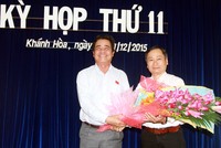 Ông Lê Thanh Quang, Bí thư Tỉnh ủy, Chủ tịch HĐND tỉnh Khánh Hòa (bên trái) chúc mừng ông Nguyễn Đắc Tài được bầu giữ chức Phó Chủ tịch UBND tỉnh Khánh Hòa. Ảnh Báo Khánh Hòa