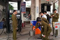 Nhà chức trách kiểm tra cây xăng trên đường Trần Khát Chân. Ảnh: Sơn Dương