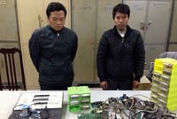 Phong, Toàn cùng tang vật vụ án. Ảnh: Công an cung cấp.