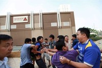 Nhóm người lạ tấn công cư dân. (Ảnh cắt từ clip)