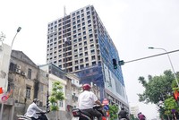 Sau 1 tháng, chủ đầu tư mới phá dỡ được 120m2 phần sai phạm tại tòa 8B Lê Trực. Ảnh: Giang Huy.