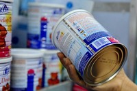 8 doanh nghiệp sữa vẫn được công nhận cách kê khai mã số mặt hàng chất béo khan từ sữa/bơ mà không bị truy thu thuế. Ảnh: H.H.