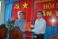 Ông Ngô Hùng, Phó Chủ tịch UBND tỉnh Sóc Trăng (Bên trái ảnh)