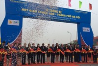 Phó Thủ tướng Nguyễn Xuân Phúc và các đại biểu cắt băng thông xe nút giao Trung Hòa