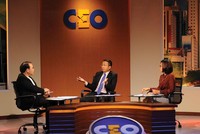 Ông Đinh Xuân Hồng, Giám đốc điều hành Công ty Luật TNHH Luật sư Riêng (ngồi giữa) làm CEO giải quyết tình huống tuần này