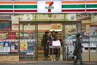 7-Eleven là chuỗi cửa hàng tiện lợi nổi tiếng bậc nhất thế giới với khoảng 38.000 cửa hàng ở bên ngoài Nhật Bản.