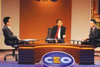 Ông Đinh Xuân Hồng, Giám đốc Công ty Luật TNHH Luật sư Riêng (ngồi giữa) và 2 chuyên gia mổ xẻ vấn đề này