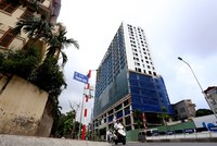 Thành phố Hà Nội lại cho phép chủ đầu tư nhà 8B Lê Trực tự phá dỡ phần sai phạm. Ảnh: Bá Đô.