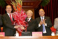 Các đại biểu Hội nghị lần thứ nhất Ban Chấp hành Trung ương Đảng khoá XII chúc mừng ông Nguyễn Phú Trọng. Ảnh: TTXVN