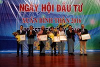 Lễ trao Giấy chứng nhận đăng ký đầu tư cho các nhà đầu tư. (Ảnh: Đoàn Mạnh Dương/TTXVN)