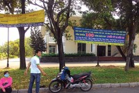 Công ty May T.N cắt cử người ra tận đường tuyển lao động. Ảnh: G.H