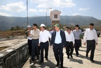 Phó Thủ tướng Nguyễn Xuân Phúc thị sát hồ thủy lợi Sông Sắt lớn nhất tỉnh Ninh Thuận với mực nước đang giảm mạnh do hạn hán (Ảnh: VGP)