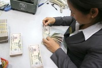 Tỷ giá trung tâm ngày 23/2 tăng trở lại, giá vàng tiếp tục giảm