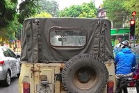 Xe hết niên hạn sử dụng vẫn chạy trên phố Hàng Bài - Hà Nội