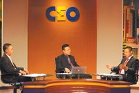 Ông Lê Xuân Hữu, Chủ tịch HĐQT Công ty TNHH Dịch vụ Hàng Hóa Con Thoi (ngồi giữa) làm CEO trong tình huống này