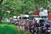 Hàng loạt dự án bất động sản được xây dựng đã khiến khu vực phía Nam TP.HCM trong tình trạng quá tải về giao thông