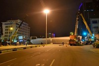 Khi dầm bị nghiêng xuống thì dầm thép vẫn được giữ an toàn bởi 02 các cáp cẩu (01 cẩu 400 tấn; 01 cẩu 200T)