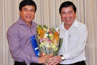 Ông Nguyễn Quý Hòa (trái) nhận quyết định nhân sự từ Chủ tịch UBND TPHCM Nguyễn Thành Phong 