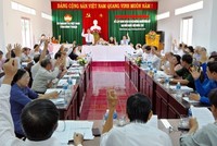 Các đại biểu tham dự Hội nghị Hiệp thương lần 2 của tỉnh Bình Thuận biểu quyết thông qua danh sách sơ bộ giới thiệu 12 người ra ứng cử ĐBQH. Ảnh: Báo Nhân dân